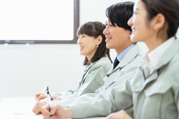 笑顔で打ち合わせをするスタッフ